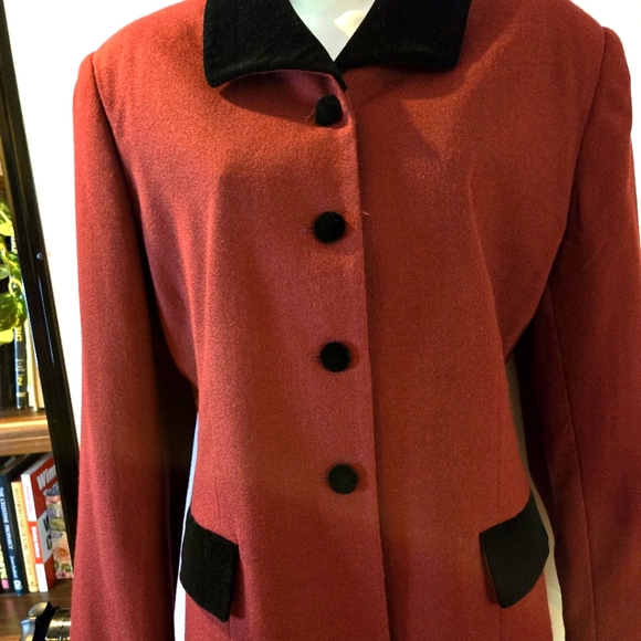 Andrea Viccaro Burgundy & Black Woman's Business Suit, Size 12/14 - Picture 2 of 12